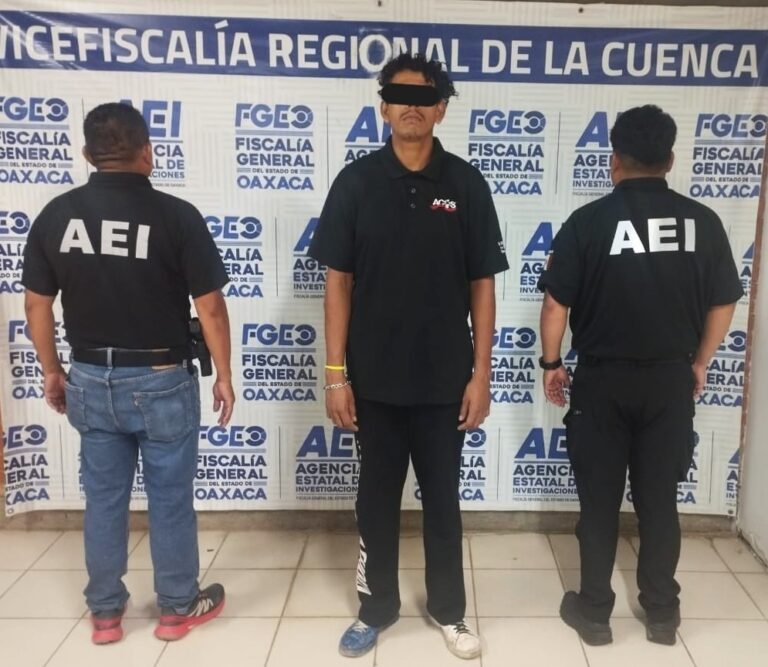 Fiscalía de Oaxaca ejecuta orden de aprehensión y detiene a un hombre por asalto a una tienda Oxxo