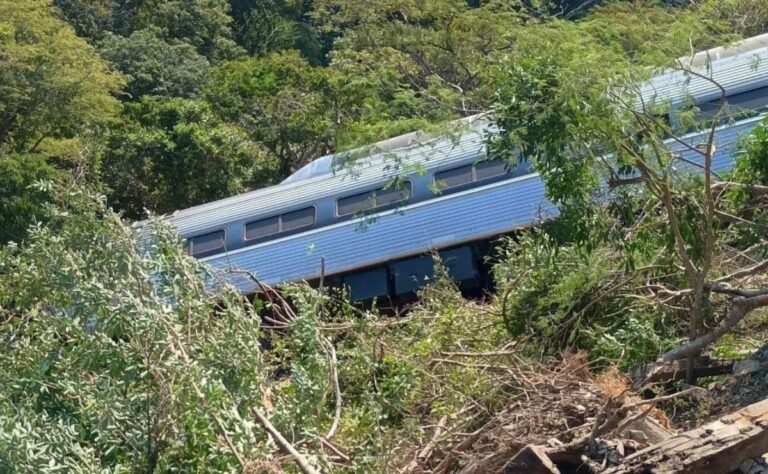 Presentan cronología del descarrilamiento del Tren Interoceánico; “un vagón quedó parcialmente suspendido” describen