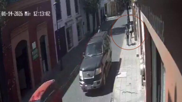 Conductora de camioneta atropella a madre con sus hijas y se da a la fuga en centro de Oaxaca | VIDEO