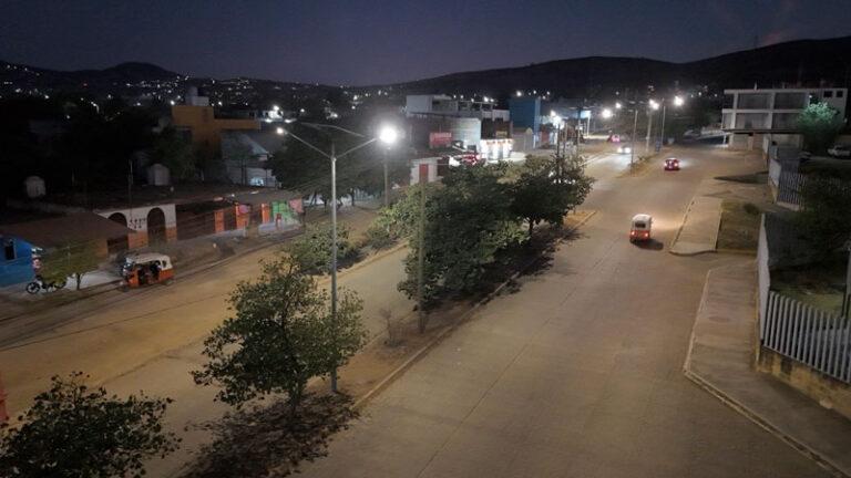 Coloca SIC lámparas solares en la entrada principal del fraccionamiento Reyes Mantecón