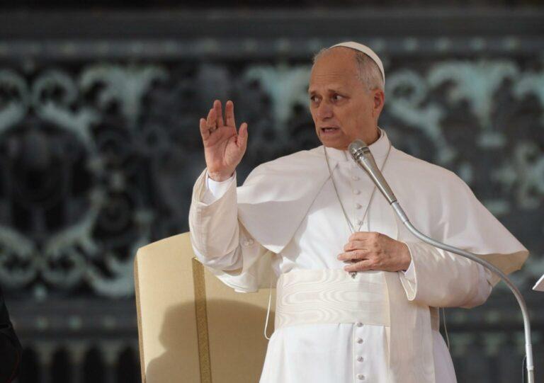 El papa advierte que la política no puede servir a las personas si excluye a los débiles