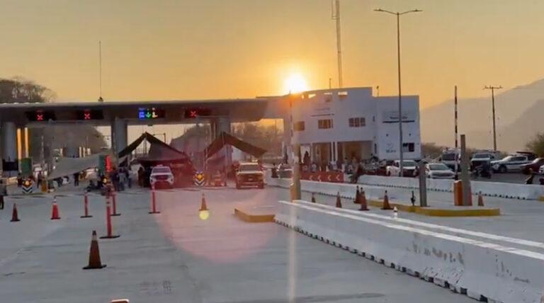 Continúa bloqueada la autopista Barranca Larga-Ventanilla