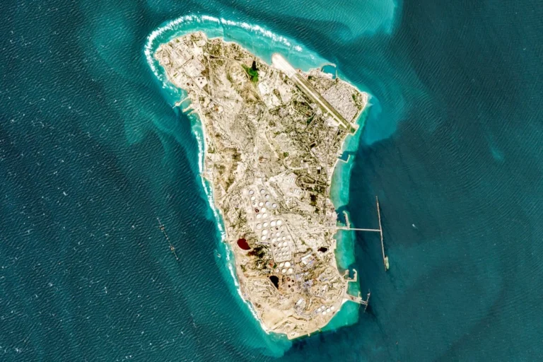 Trump dice que EU “arrasó” blancos militares en isla de Jark, puerta de salida del crudo iraní