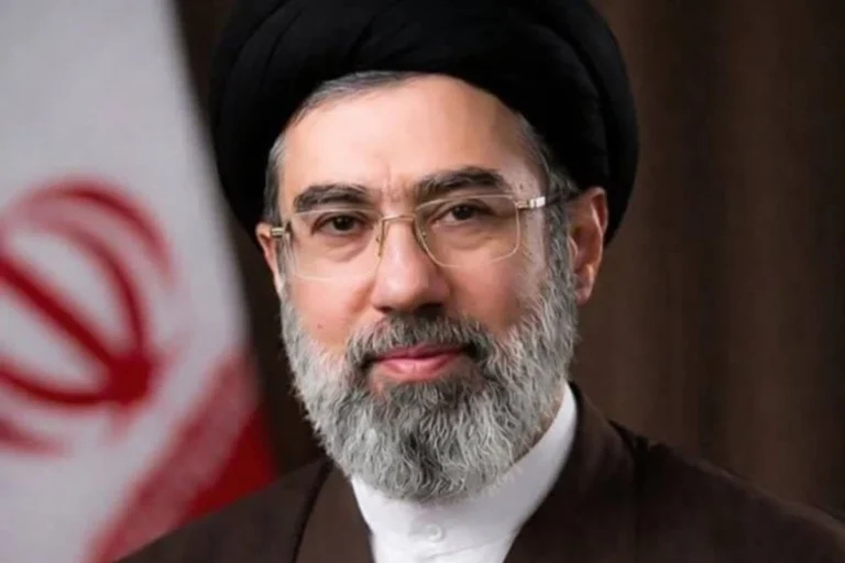Nuevo líder iraní, Mojtaba Jamenei, llama a mantener cerrado el estrecho de Ormuz