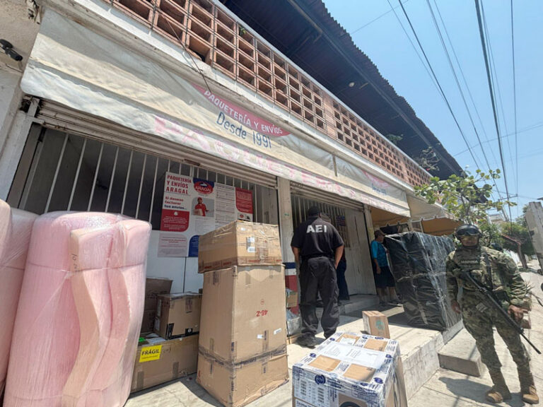 Operativo simultáneo en paqueterías de Oaxaca permite detectar envío de drogas, armas y cartuchos; FGEO investiga a remitentes