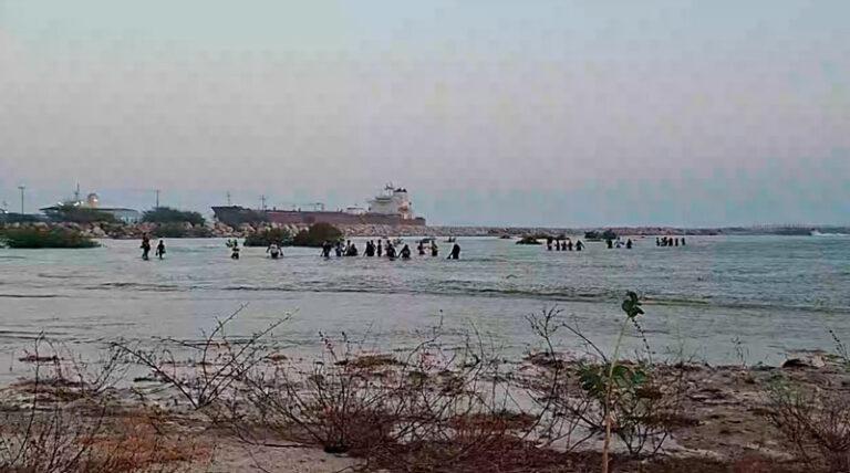 Pescadores son rescatados tras volcadura de lancha cerca del rompeolas