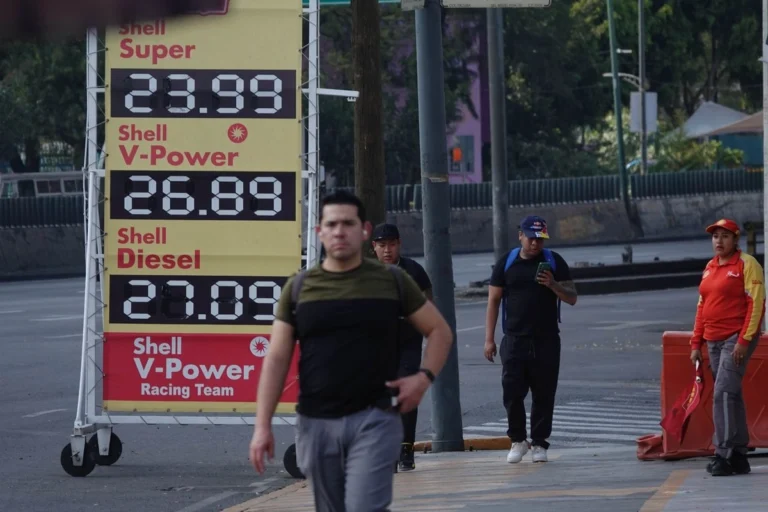 Analiza Sheinbaum elevar el subsidio al diésel para mantenerlo debajo de 30 pesos