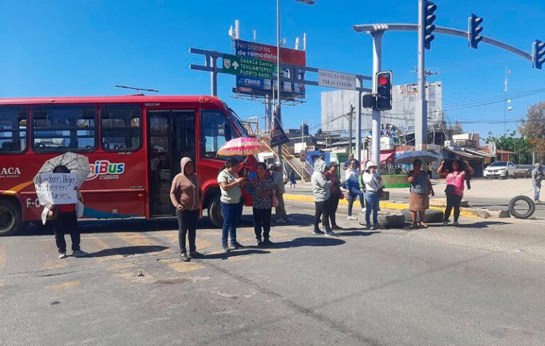 Protesta en Secundaria Técnica 169 deriva en bloqueo total de la carretera federal 190