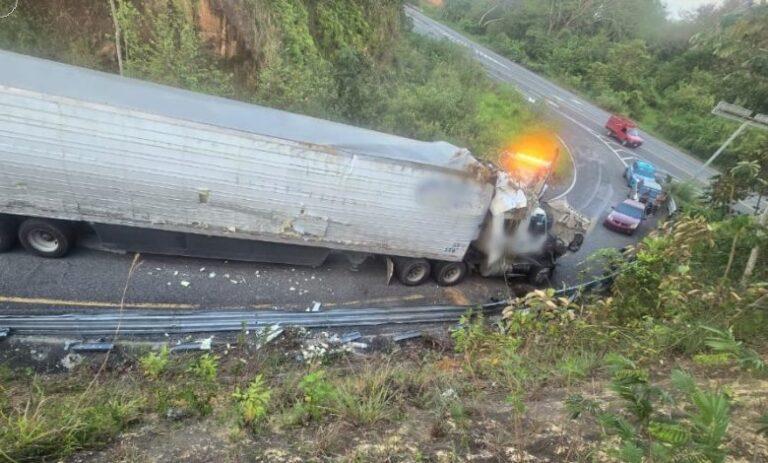 Fuerte choque frontal de un tráiler sobre la carretera Coatzacoalcos-Salina Cruz complica la circulación en Oaxaca