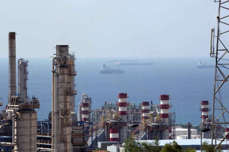 Israel bombardea el mayor complejo de gas de Irán