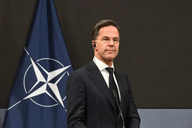 Trump pide a la OTAN que se mantenga “al margen” en torno al estrecho de Ormuz