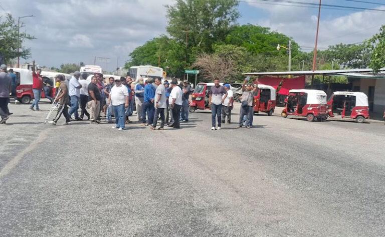 Mototaxistas y organizaciones bloquean la carretera Transístmica, en Oaxaca, para exigir la liberación de 17 unidades