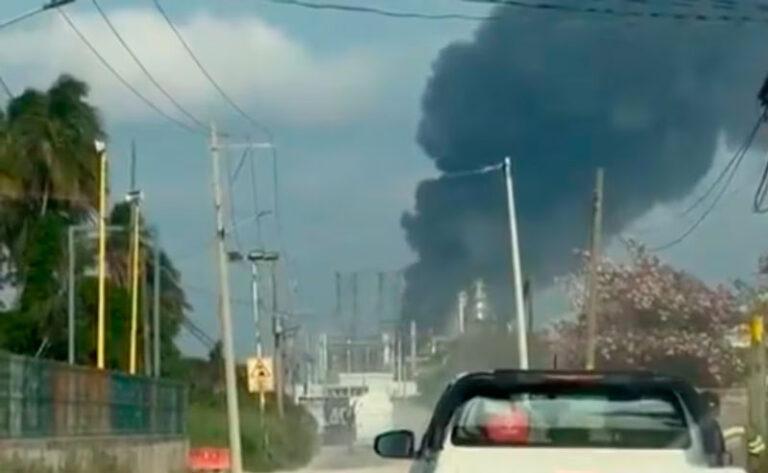 Pemex reporta incendio en refinería de Dos Bocas, no hay heridos hasta el momento