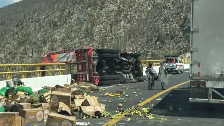 Vuelca camión y sale proyectada una persona en puente de 150 metros en la Cuacnopalan-Oaxaca