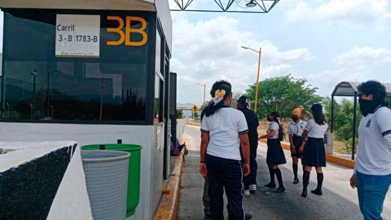 Normalistas vuelven a apoderarse de caseta en el Istmo; automovilistas denuncian abuso