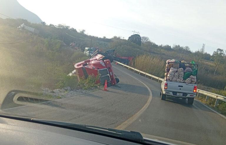 Tráfico detenido rumbo al Istmo por volcadura de tráiler en Matatlán