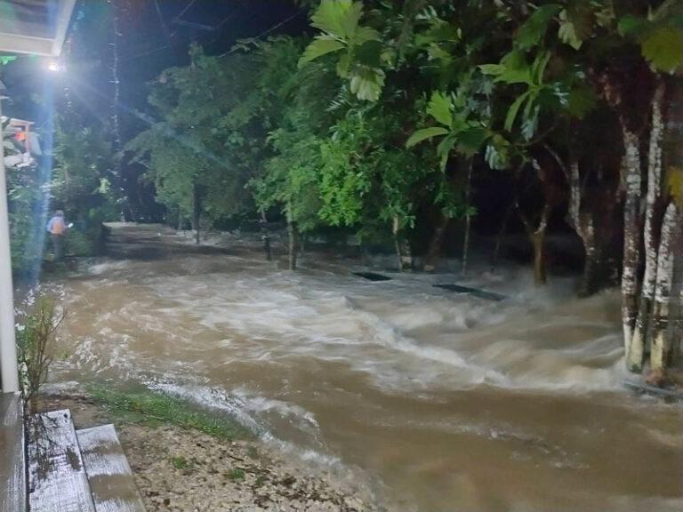 Lluvias provocan desbordamiento de afluente y afectan a 35 familias en San José Chiltepec