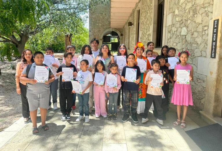 Niñas y niños producen noticiero al concluir taller de periodismo radiofónico en Oaxaca
