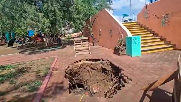 Aparece enorme socavón en zona del Parque del Amor tras intensas lluvias