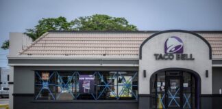 Casi 5 mil casos de “diarrea explosiva” en Estados Unidos; investigan productos de Taco Bell