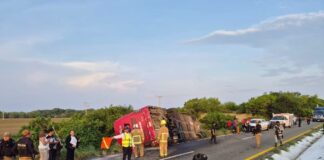 Conductor habría huido tras volcadura de autobús en la Costa de Oaxaca; hay un muerto