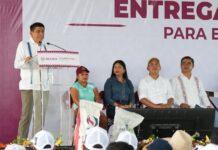 Acompaña Nino Morales a gobernador en entrega de apoyos a campesinos de Pinotepa Nacional