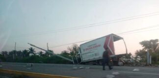 Tráiler de paquetería pierde el control y choca contra poste en la carretera Costera de Oaxaca