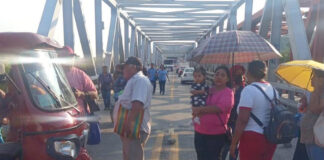 Habitantes del barrio La Soledad bloquean el Puente de Fierro en Tehuantepec; exigen restablecimiento del servicio de agua potable