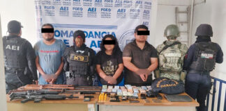 Fiscalía de Oaxaca, DEFENSA y Policía Estatal ejecutan cateo en Ejutla de Crespo; detienen a tres, aseguran armas y más de 1.4 millones de pesos