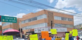 Pacientes, familiares y trabajadores protestan por falla en elevador de Pediatría del Hospital Civil de Oaxaca