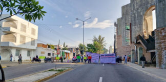 Profesores y trabajadores de la UTVCO bloquean crucero del Estadio Vasconcelos para exigir reconocimiento laboral