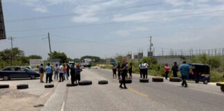 Pescadores bloquean carretera costera en Tehuantepec por contaminación con hidrocarburos