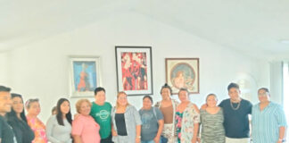 Coco León recibe en casa a amigos de Salinas del Marqués