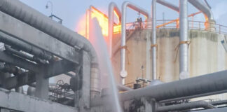 Pemex mantiene bajo control incendio en tanque de la Terminal Pajaritos