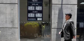 Peso rompe la barrera de los 17 por dólar y baja a 16.96 unidades; nivel no visto desde 2024