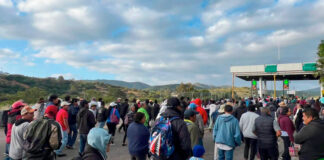 Pobladores de San Pablo Huitzo toman caseta y liberan el paso en la Oaxaca-Cuacnopalan