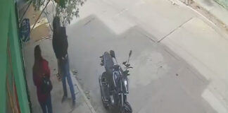 Captan en video presunto asalto a mujer en inmediaciones del Consejo de Tutela