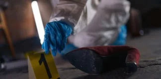 Adolescente de 14 años asesina a su madre con un martillo y va a la escuela como si nada tras cometer el crimen