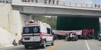 Sigue cerrada la autopista Oaxaca-Puerto Escondido: pobladores de Coatlán exigen paso libre y obras sociales