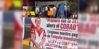 Jubilados del COBAO toman oficinas centrales para exigir pago de finiquitos