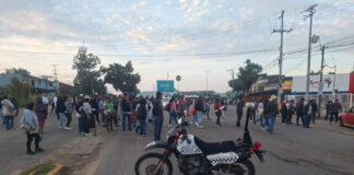 Padres de familia bloquean carretera Oaxaca-Puerto Escondido; exigen atención a escuela de Reyes Mantecón