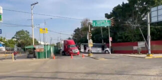 Padres de familia bloquean vialidad y piden intervención del IEEPO en primaria de Montoya