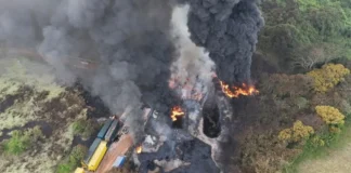 El fuego aún no permite entrar: cuerpos de las 3 víctimas siguen dentro de la planta en Jáltipan