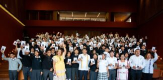 Comparte Salomón Jara la magia de la lectura con estudiantes de bachillerato