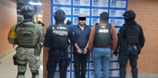 Ejecuta Fiscalía de Oaxaca orden de aprehensión contra conductor de taxi por homicidio en Huajuapan; el imputado fue trasladado a la capital