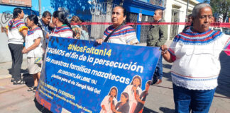 Mujeres mazatecas bloquean calle frente a la Fiscalía de Oaxaca