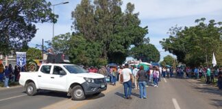 Maestros bloquean Símbolos Patrios a 20 años del asesinato de Alejandro García Hernández
