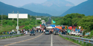 Bloquean carretera Panamericana en Tehuantepec; comunidades Mixe-Zapotecas exigen obras y electrificación