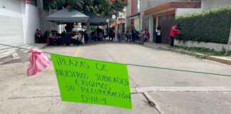Jubilados de la Sección 22 paran labores en el IEEPO; exigen plazas para sus hijos