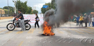 Jubilados de la Sección 22 bloquean avenida Lázaro Cárdenas y queman neumáticos